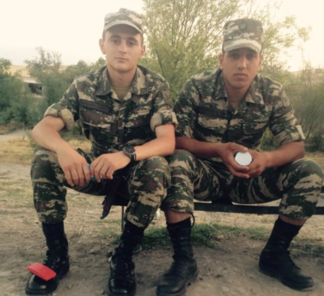 Ադրբեջանի ԶՈւ զինծառայող Օրխան Հուսեյնովը (աջից)