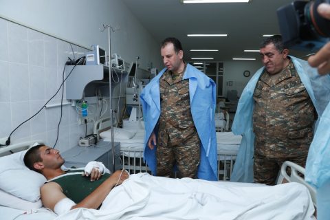 Վիգեն Սարգսյանը տեսակցել է Ստեփանակերտի հոսպիտալում ապաքինվող զինծառայողներին