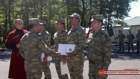 Վրաստանում Ադրբեջանի ռազմական կցորդը ավարտական դիպլոմներ է հանձնում ադրբեջանցի զինծառայողներին