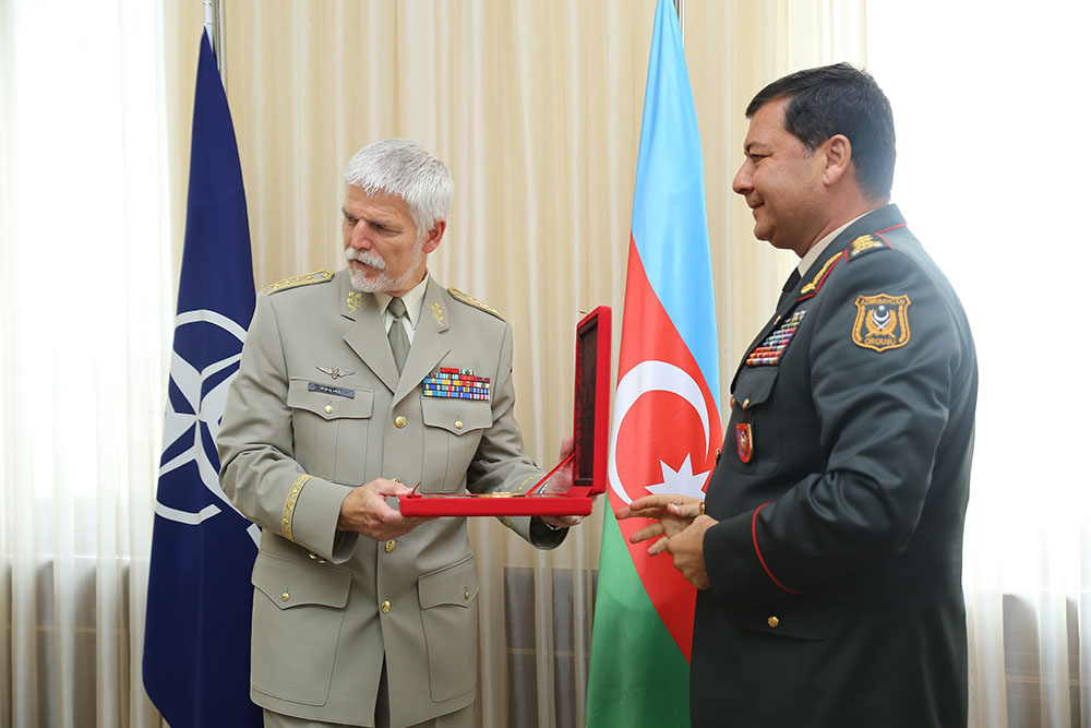 Ադրբեջանի ԶՈւ ԳՇ պետ, գեներալ-գնդապետ Նեջմեդդին Սադիկովը և ՆԱՏՕ-ի ռազմական կոմիտեի ղեկավար, գեներալ Պյոտր Պավելը