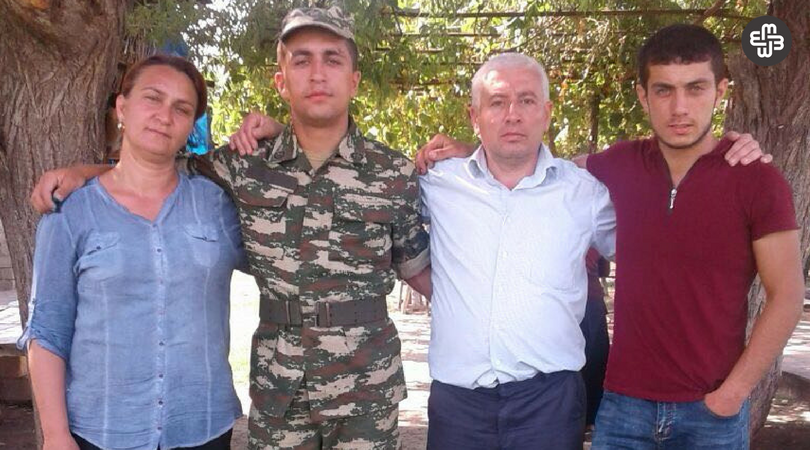 Ադրբեջանի բանակի զինծառայող Ռզաև Ռզա Հաբիլ օղլուն (Rzayev Rza Habil oğlu) ընտանիքի հետ միասին. նկարը՝ Meydan TV լրատվակայքի