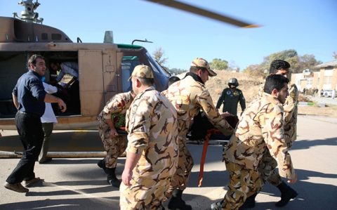 Իրանի բանակի զինծառայողները երկրաշարժի գոտում փրկարարական աշխատանքներ կատարելիս