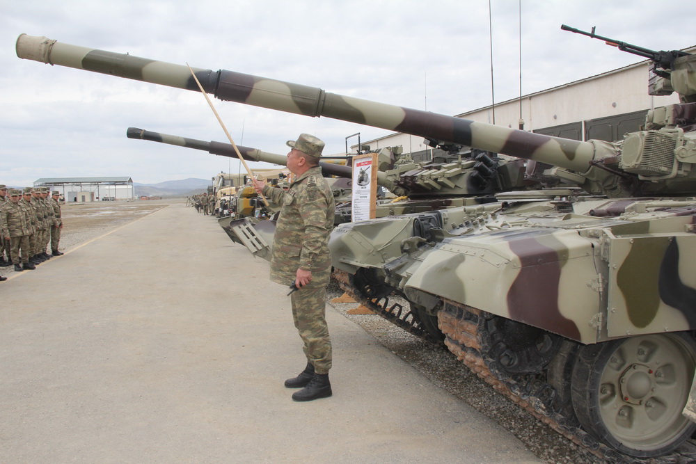 Զենքի ցուցադրություն Ադրբեջանում՝ թուրք զինծառայողների համար