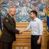 Ուկրաինայի զինված ուժերի գլխավոր շտաբի պետ գեներալ–լեյտենանտ Ռուսլան Խոմչակը և Ուկրաինայի նորընտիր նախագահ Վլադիմիր Զելենսկին