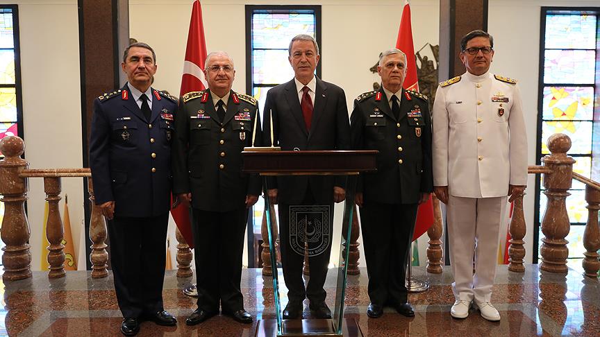 (Ձախից աջ) Թուրքիայի ՌՕՈւ հրամանատար Հասան Քյուչյուքաքյուզը, ԶՈւ ԳՇ պետ Յաշար Գյուլերը, պաշտպանության նախարար Հուլուսի Աքարը, Ցամաքային ուժերի հրամանատար Ումիթ Դյունդարը և ՌԾՈւ հրամանատար Ադնան Օզբալը