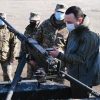 Վրաստանի պաշտպանության նախարար Իրակլի Ղարիբաշվիլին ծանոթանում է ամերիկայն M2А1 12.7 մմ տրամաչափի գնդացիրին։մմ գնացիր